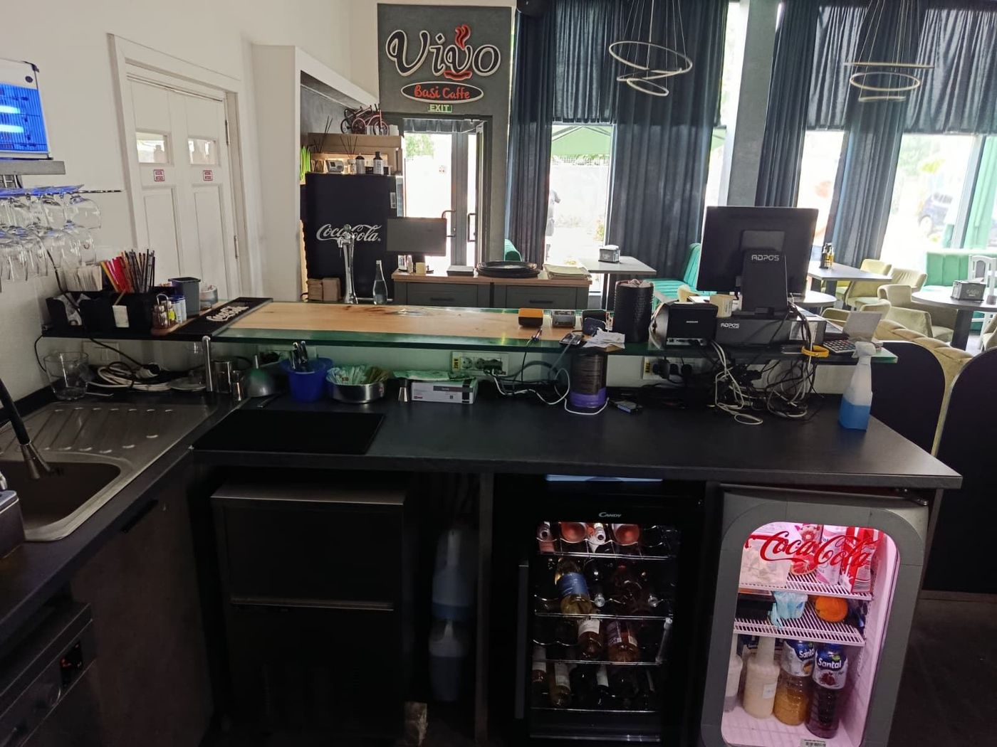 Firma luminoasă Vivo Basi Caffe deasupra tejghelei