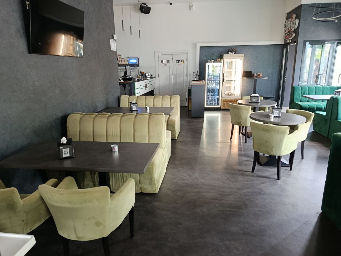 Zona de lounge cu fotolii verde-olive